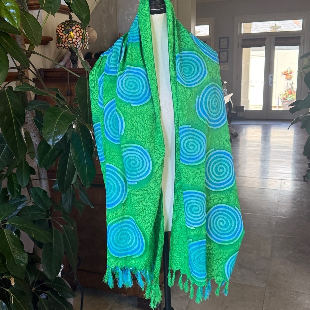 SCARF/WRAP ladies, vibrant, green and blue with tassels excellent condition - Picture 9 of 11